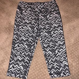 Women’s black and white Capri length work out pant